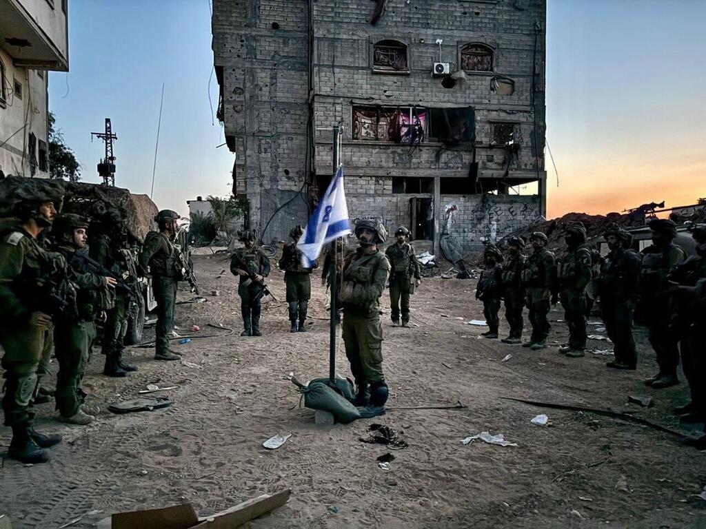 IDF soldiers in the Gaza Strip observe moment of silence in memory of the fallen (Photo: IDF Spokesperson's Unit) טקסי ערב יום הזיכרון בתוך רצועת עזה