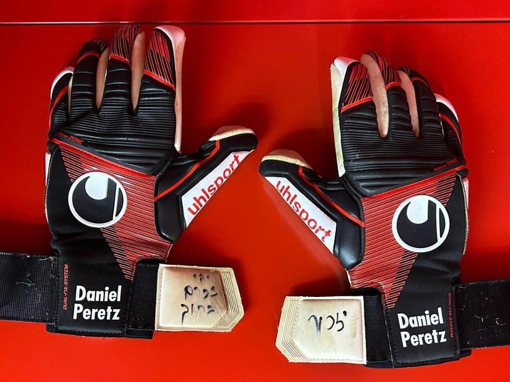 The gloves Daniel Peretz wore during the match 