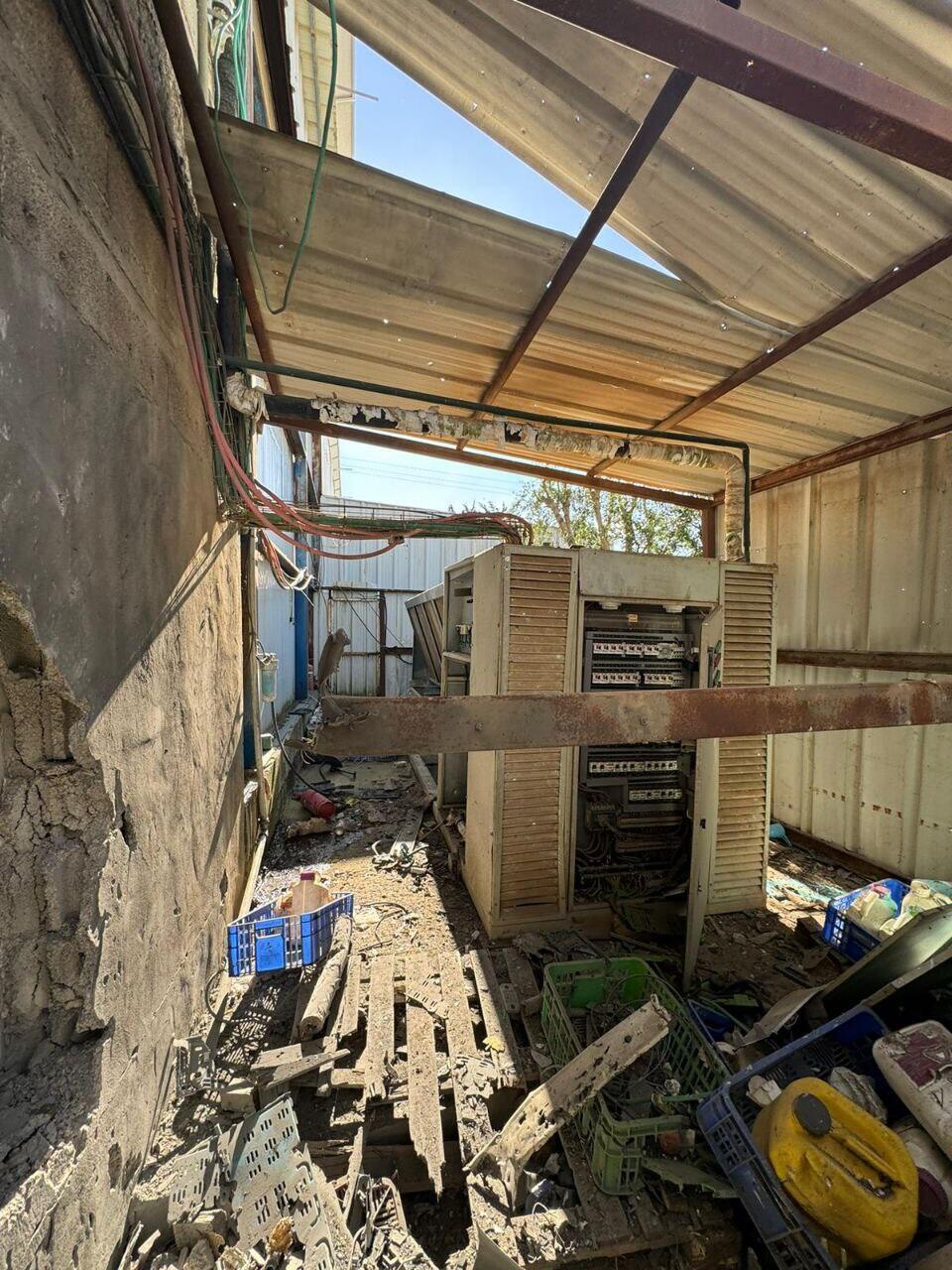 הנזקים שנגרמו למתחם הלולים במושב אביבים בעקבות ירי הנ"ט