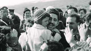  1958: שושי בזרועות אביה אליעזר אחרי שחרורו. "אני זוכרת אותו מניף אותי"