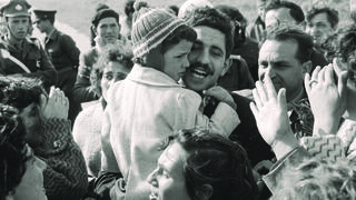  1958: שושי בזרועות אביה אליעזר אחרי שחרורו. "אני זוכרת אותו מניף אותי"