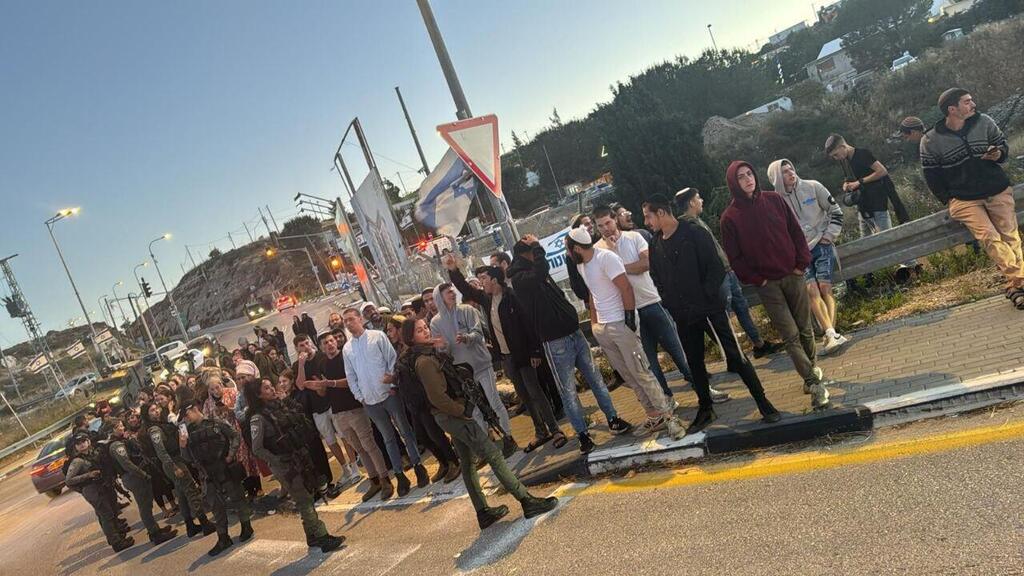 משאית עם סיוע הומניטרי בדרך לעזה, עולה באש