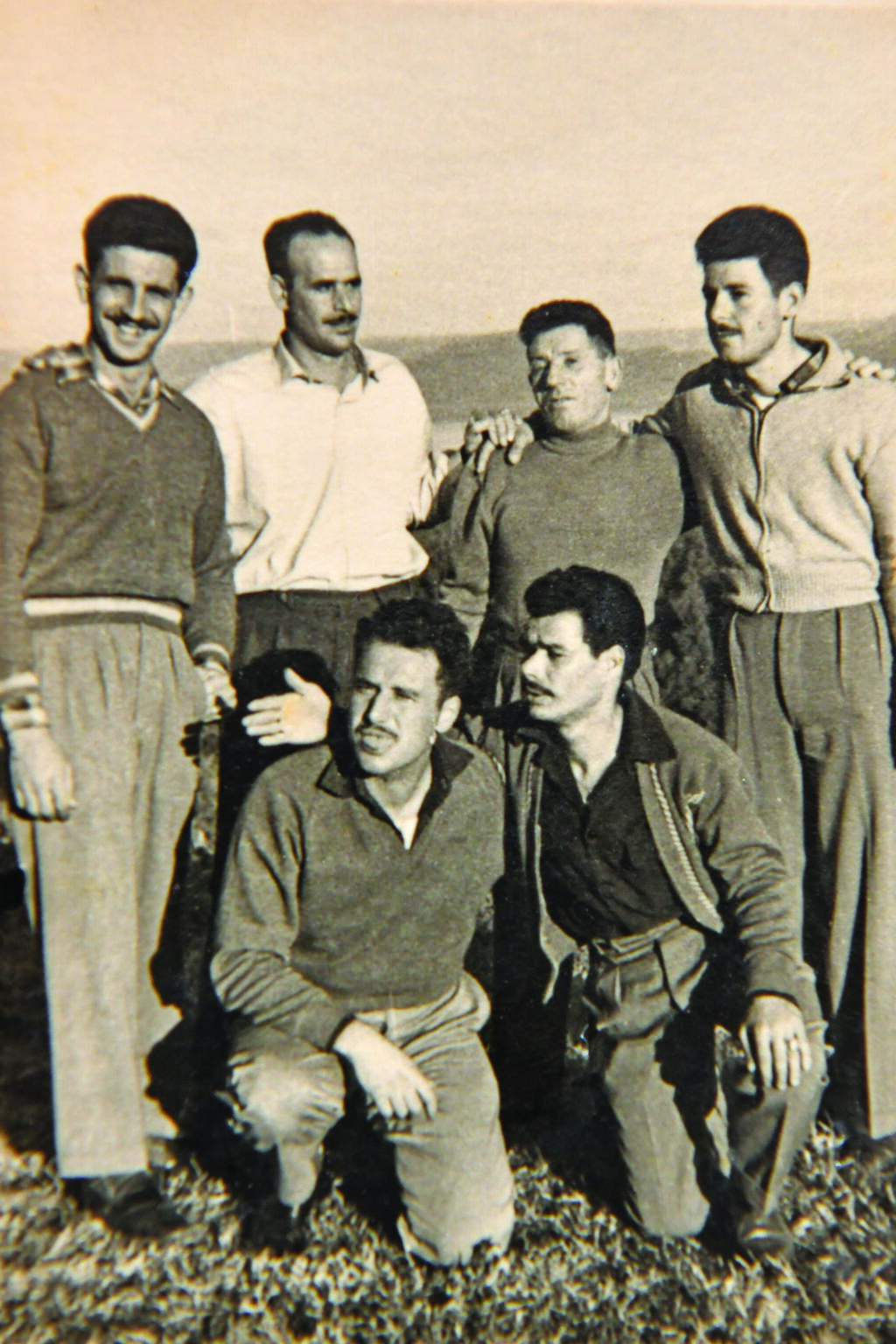  ששת השבויים. מימין: יצחק שאול, ג'ינארו צ'יקולטו, משה ברוך ואליעזר כהן. יושבים: גד ויינברג וישראל דדון