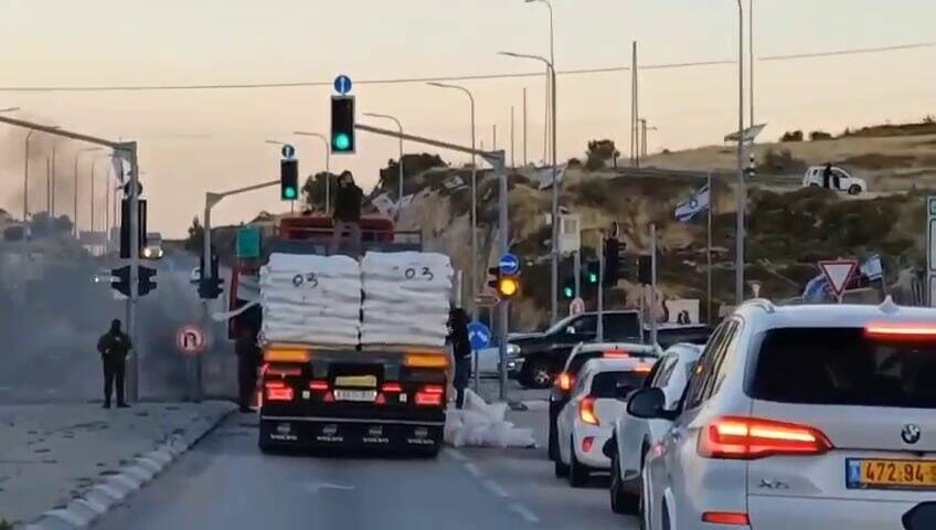 המשאית עולה באש משאית עם סיוע הומניטרי בדרך לעזה, עולה באש