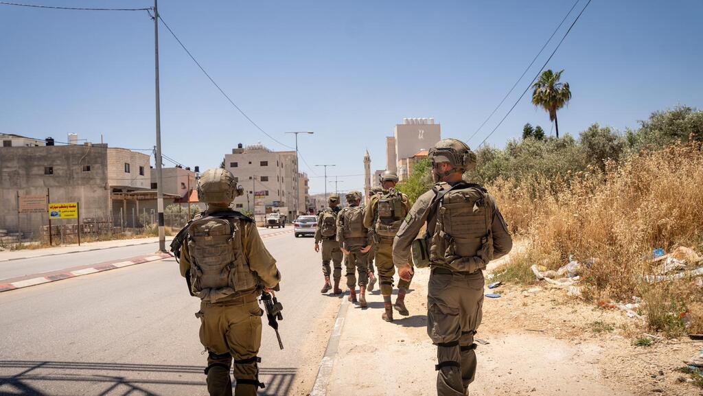 מצוד אחר המחבל שביצע את פיגוע הדקירה בצומת יצהר