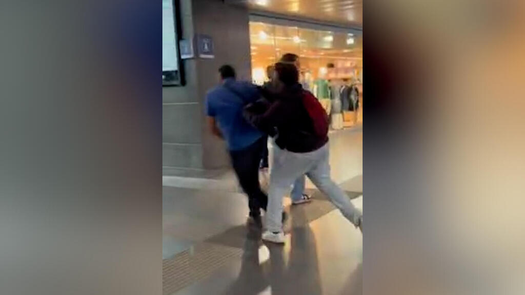 תיעוד: פרו פלסטינים תוקפים את אמנון אוחנה ובתו שירה בתחנת הרכבת בברוז', בלגיה