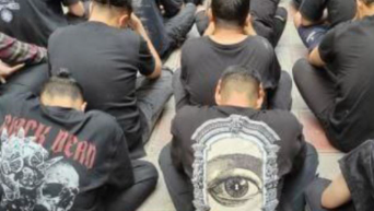 חולצות ומסכות עם גולגלות שנתפסו במסיבת "כת השטן" באיראן