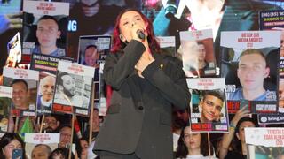 עדן גולן בעצרת בינלאומית בכיכר החטופים
