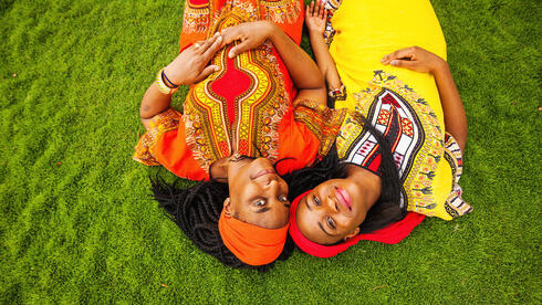 נשים בתלבושות צבעוניות - אוגנדה