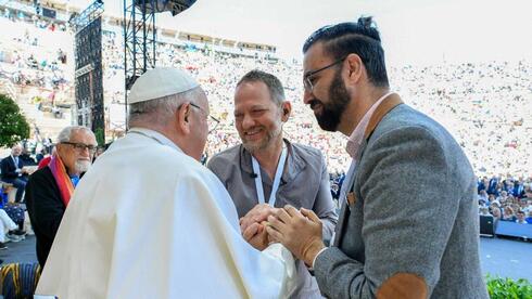 יזם התיירות ופעיל השלום הישראלי מעוז ינון בפגישה עם האפיפיור פרנציסקוס באיטליה