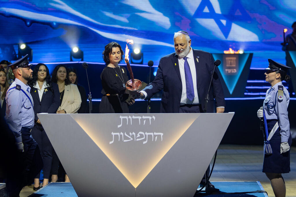 הרב מאייר ודברה סילברסטין מדליקים את משואת התפוצות