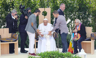 יזם התיירות ופעיל השלום הישראלי מעוז ינון בפגישה עם האפיפיור פרנציסקוס באיטליה