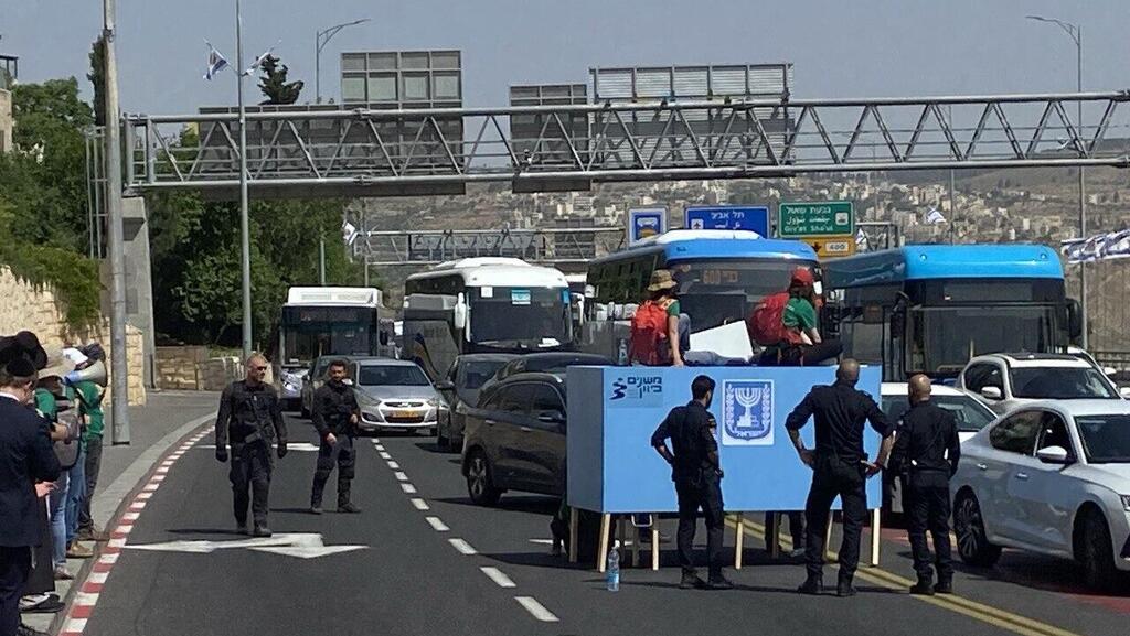 מפגינים חוסמים את הכניסה לירושלים בקריאה לבחירות