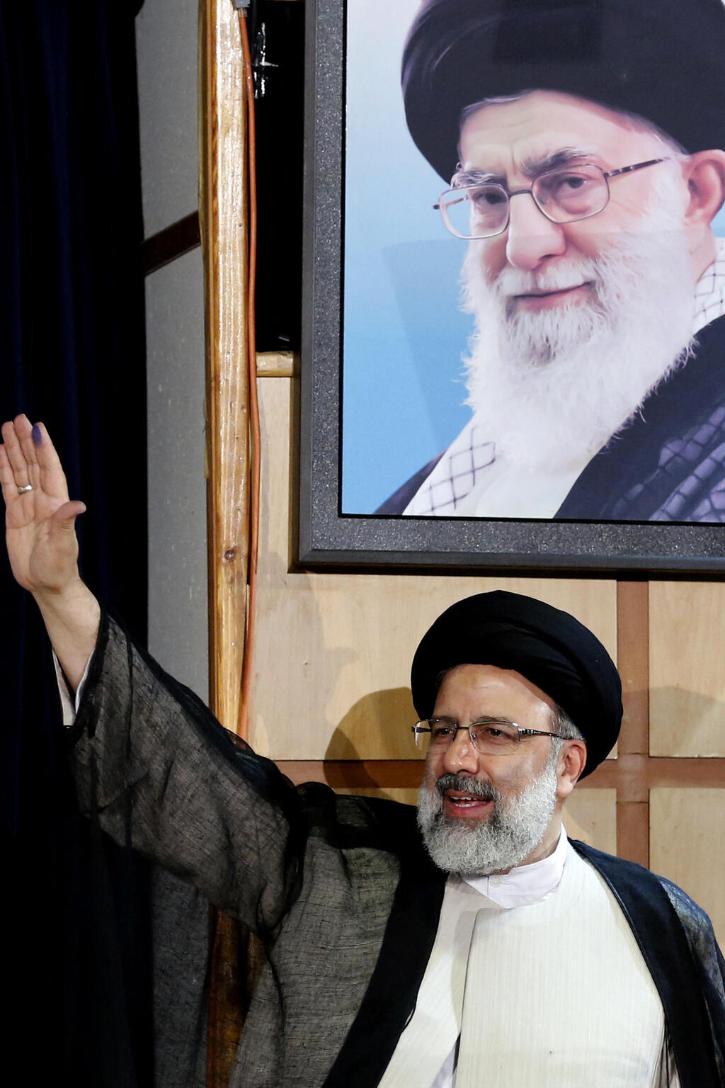 נשיא איראן שנהרג ב התרסקות איבראהים ראיסי לצד תמונת המנהיג העליון חמינאי בשדנת 2017 - כשראיסי התמודד אז (ונכשל) בבחירות לנשיאות