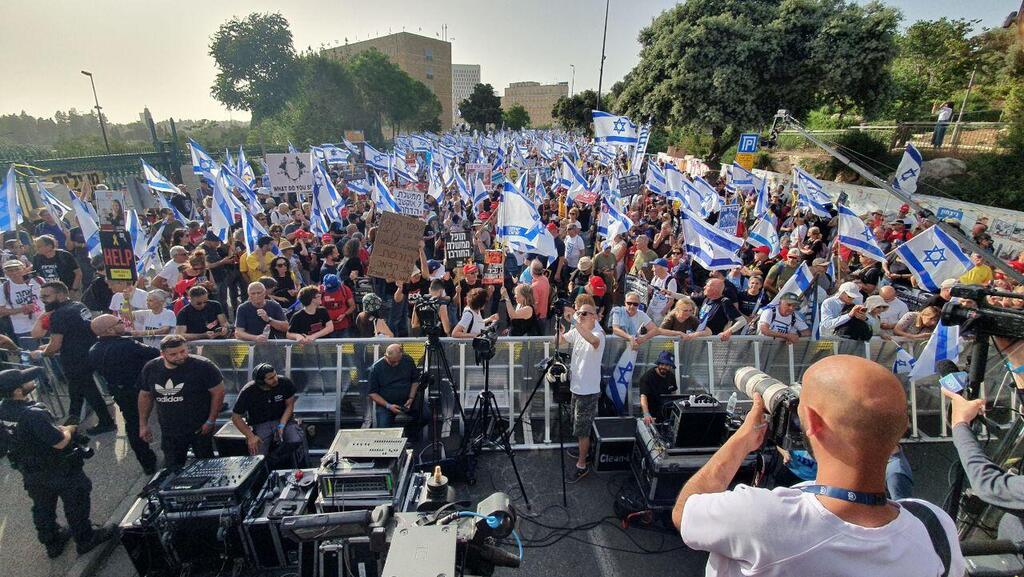 מפגינים קוראים לבחירות מחוץ לכנסת