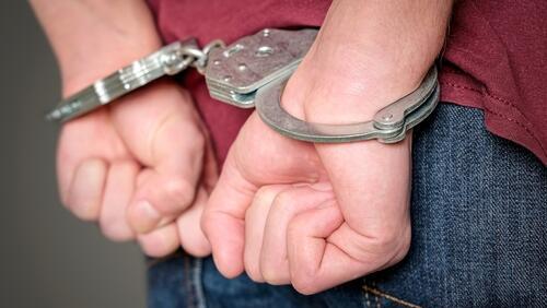  Задержанный в наручниках. Иллюстрация 