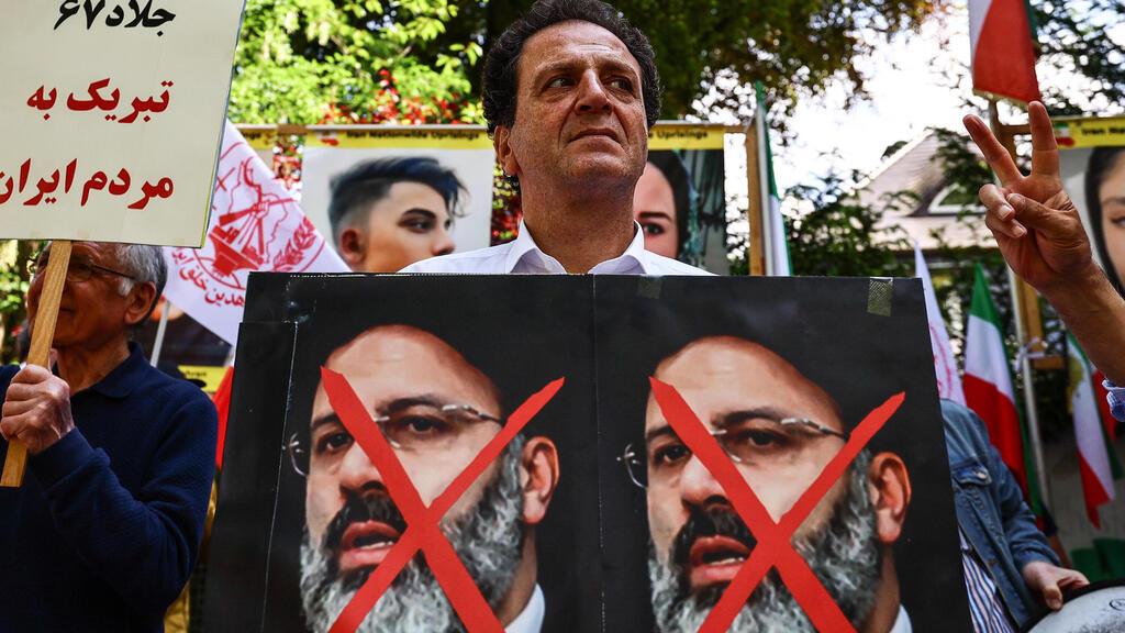 Protests against the Iranian regime (Photo: EPA) מתנגדי משטר איראני חוגגים את מותו של הנשיא איברהים ראיסי מול שגרירות איראן ב ברלין