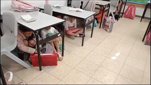 תלמידים בבית ספר בשדרות מתחבאים מתחת לשולחנות בזמן צבע אדום