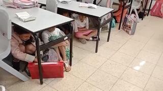 תלמידים בבית ספר בשדרות מתחבאים מתחת לשולחנות בזמן צבע אדום