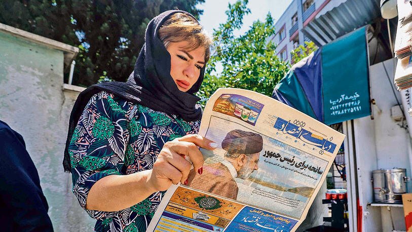 A woman in Tehran reads about Raisi's death (Photo: Atta Kenare) yk13931035