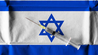 חיסון נגד קורונה על רקע דגל ישראל