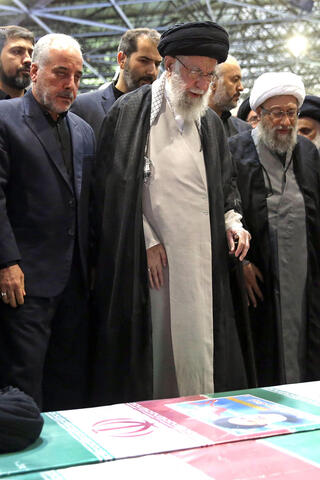 המנהיג העליון של איראן עלי חמינאי ב הלוויה של נשיא איראן איברהים ראיסי טהרן