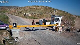 תיעוד: המחבל שרצח את הנער בנימין אחימאיר ז"ל אוחז בסכין לפני הפיגוע
