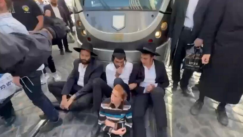 חרדים מפגינים נגד הגיוס בירושלים