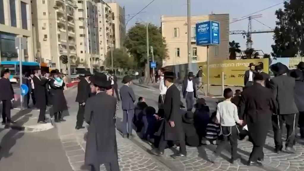 חרדים מפגינים נגד הגיוס בירושלים