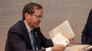 המכתבים מוצגים בפני נשיא המדינה יצחק (בוז'י) הרצוג, בעת ביקורו בספרייה הלאומית