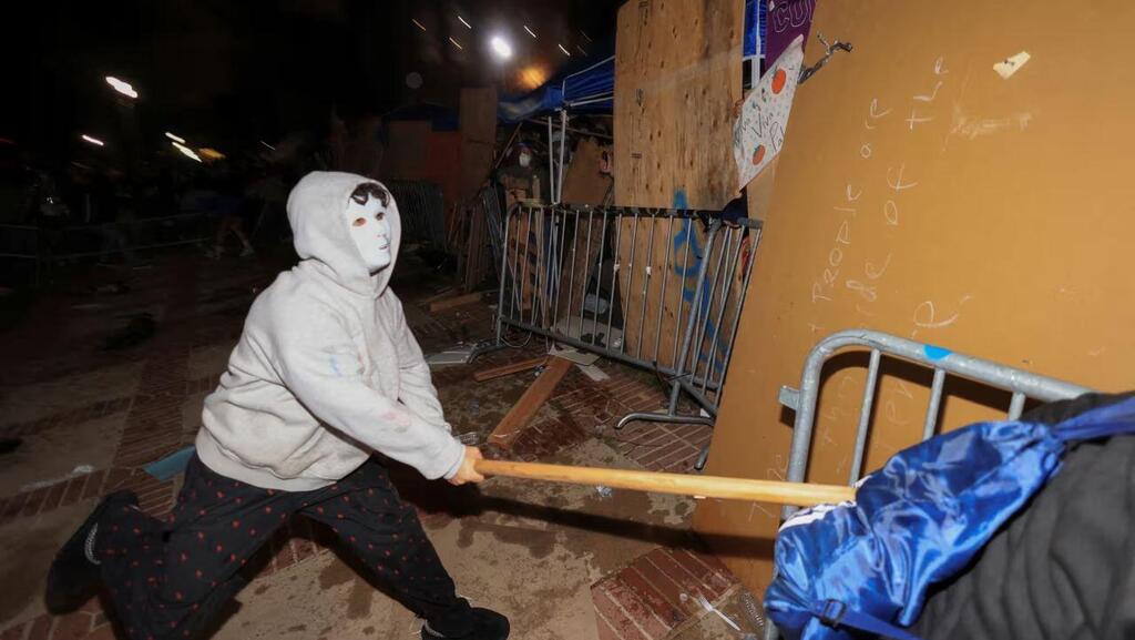 עדן און נעצר כי תקף מפגינים פרו פלסטינים