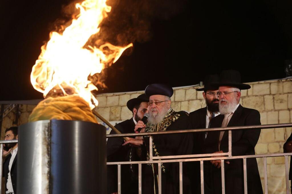 הרב הראשי, יצחק יוסף, מדליק את האש בשייח ג'ראח