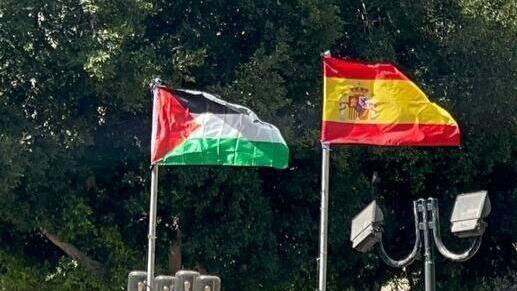 דגלי ספרד נורבגיה ואירלנד מונפים מחוץ לעיריית שכם