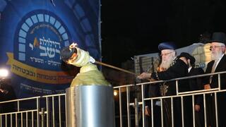 הרב הראשי יצחק יוסף, בהדלקה אמש במתחם קבר שמעון הצדיק בירושלים