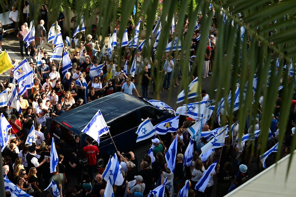 הצעדה להלווייתו של חנן יבלונקה ז״ל מתל ברוך לקריית שאול בתל אביב