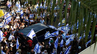 הצעדה להלווייתו של חנן יבלונקה ז״ל מתל ברוך לקריית שאול בתל אביב