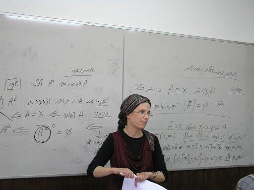 ד"ר חיה קלר מעבירה את אחד משיעוריה