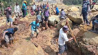 פפואה גינאה החדשה אסון מפולת בוץ אדמה יותר מ 2,000 נקברו