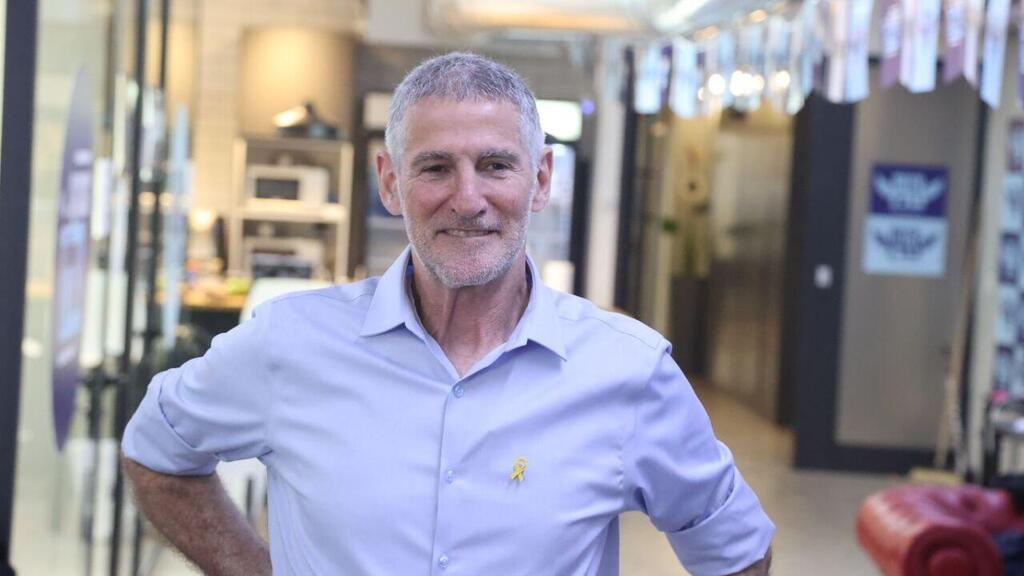 יאיר גולן במטה הבחירות שלו בתל אביב