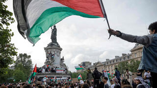 מחאות פרו-פלסטיניות "קץ לרצח העם" בכיכר הרפובליקה פריז צרפת