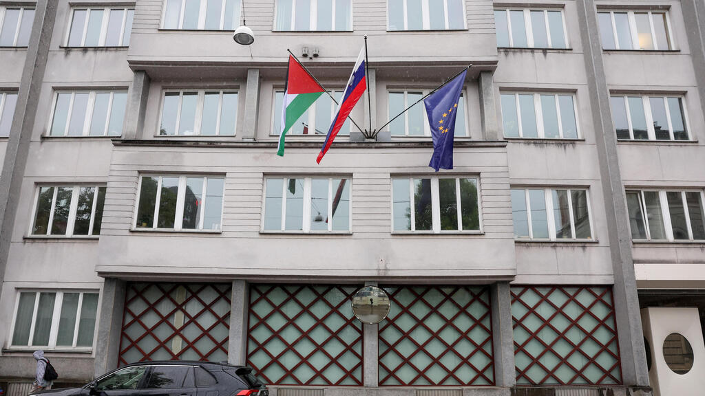 דגל פלסטין מונף מחוץ לבניין הממשלה