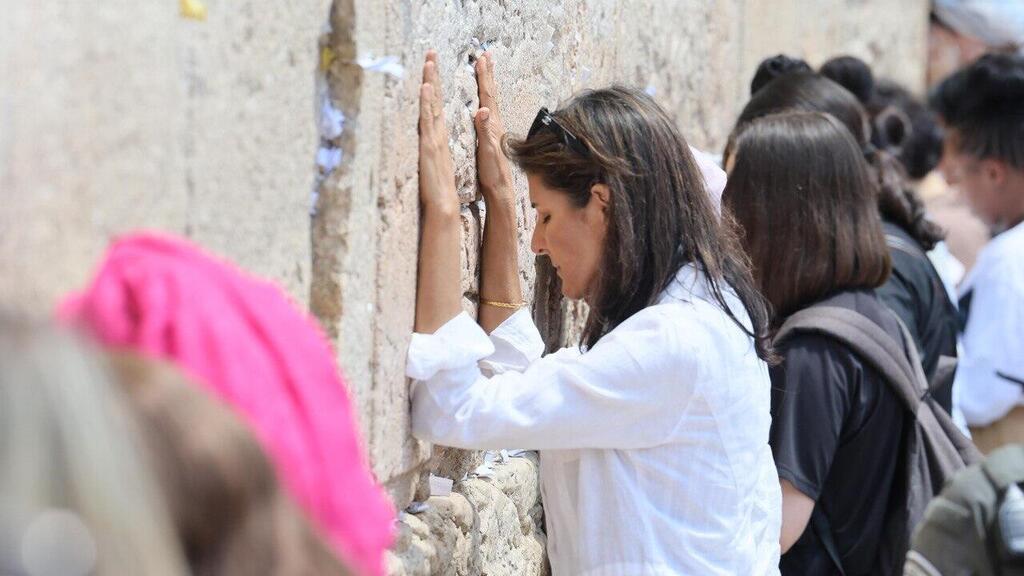 שגרירת ארה"ב באו"ם לשעבר  ניקי היילי מרחבת הכותל המערבי עם סיום ביקורה בישראל