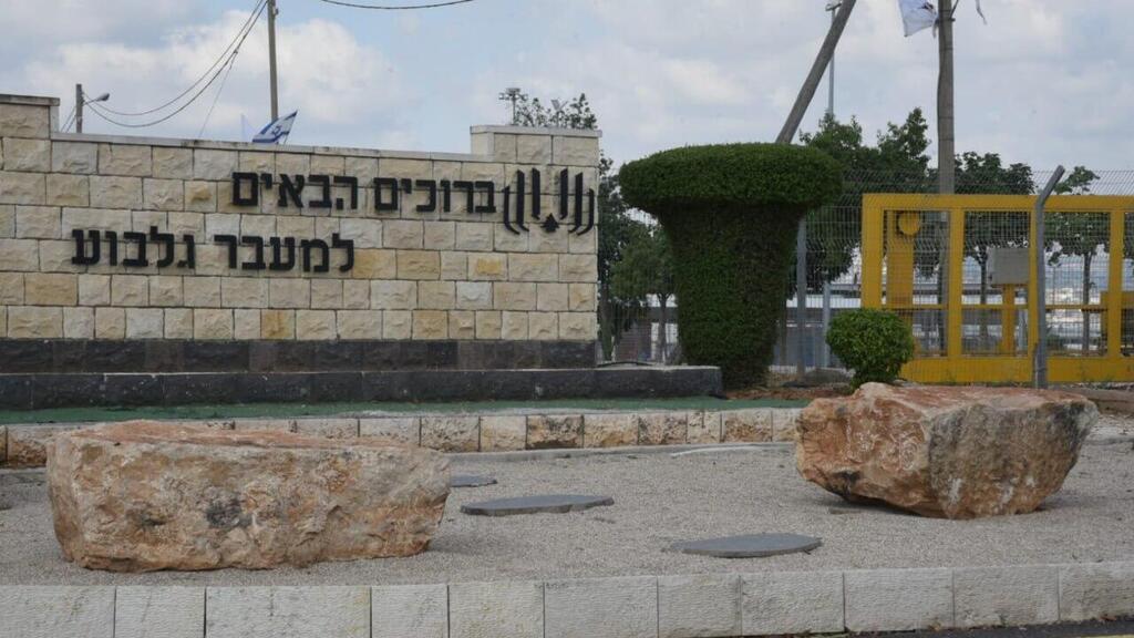 יוצאים לדבר עם אנשים במחסום ג'למה על כך שהוא נפתח לתנועת ישראלים
