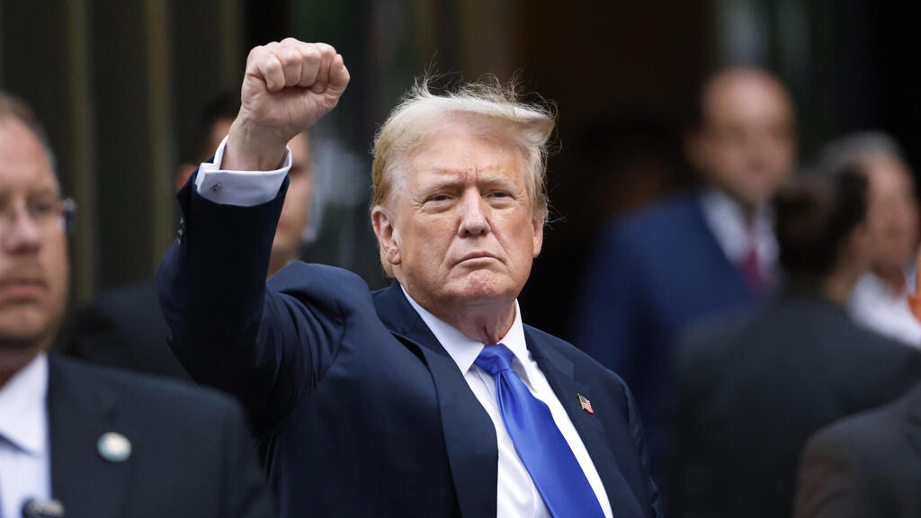 טראמפ מניף אגרוף מחוץ לבית משפט ב ניו יורק ארה"ב אחרי הרשעתו בפרשת דמי השתיקה ל סטורמי דניאלס