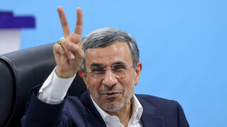 נשיא איראן לשעבר מחמוד אחמדינג'אד מגיש מועמדות בחירות ל נשיאות
