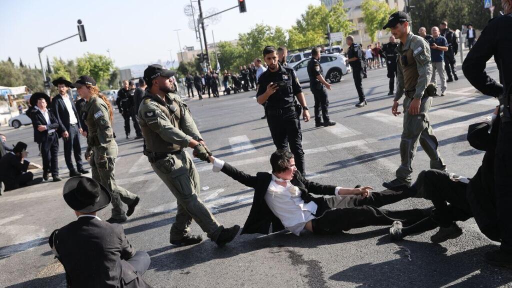 הפגנה של חרדים מחוץ לבג"ץ בירושלים נגד חוק הגיוס