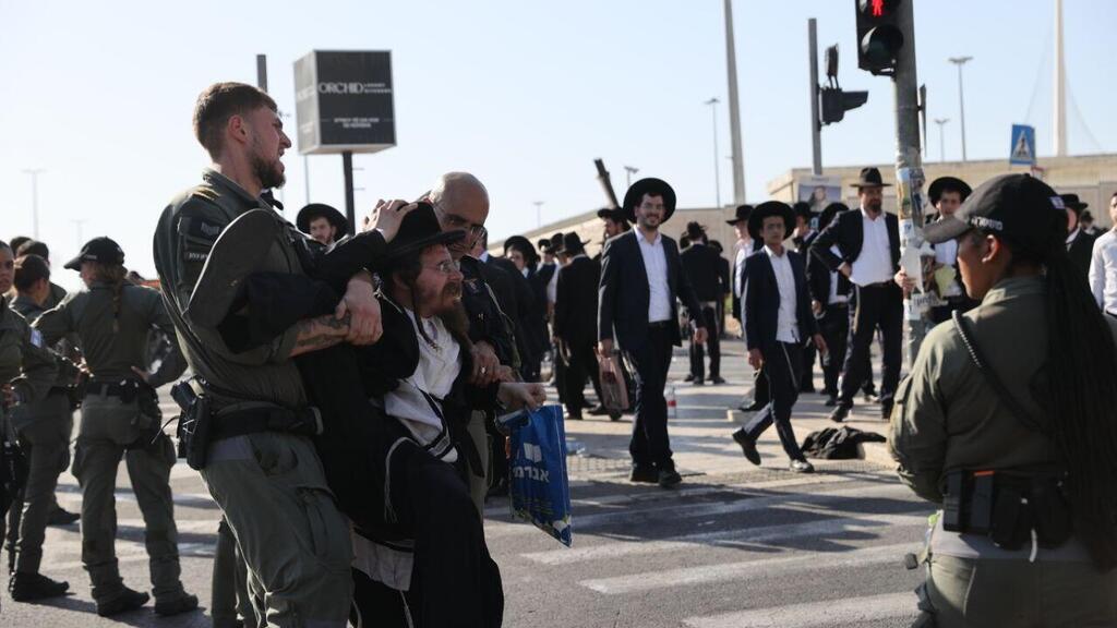 הפגנה של חרדים מחוץ לבג"ץ בירושלים נגד חוק הגיוס