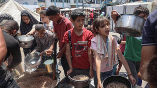 חלוקת מזון ב מחנה הפליטים אל-בוריג'