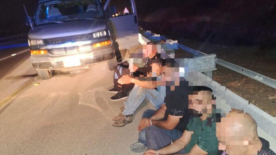 שוהים בלתי חוקיים עוברים את חומת ההפרדה בקו התפר במזרח לכיש סמוך לישוב אליאב