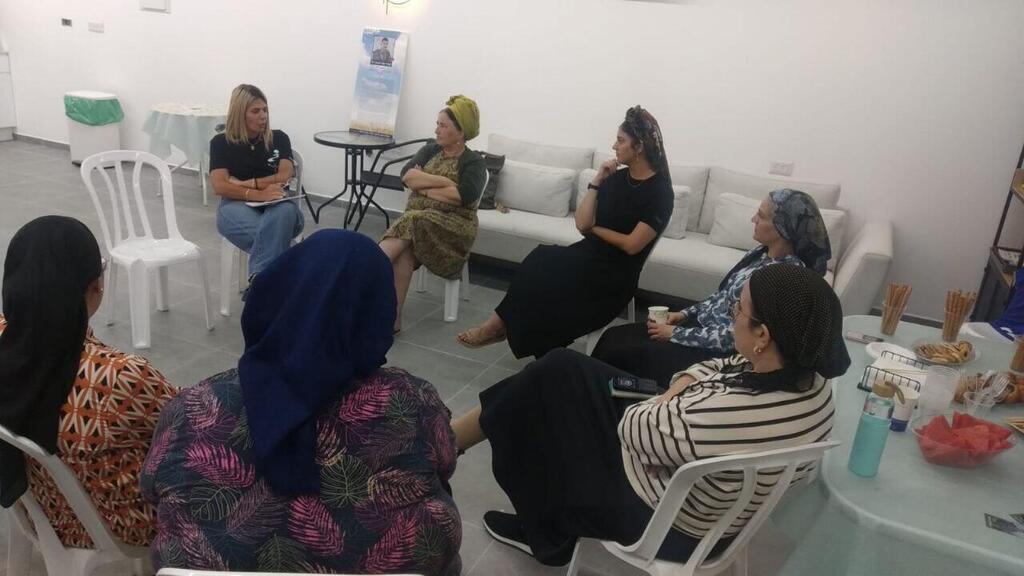 Tzila Siboni with some of the participants in the meeting. 'The most powerful bonding' (Photo: Courtesy of the Gesher organization) המפגש שנערך מטעם מיזם "נר בסלון" בבית משפחת סיבוני, לזכרו של סמ"ר נאור סיבוני ז"ל